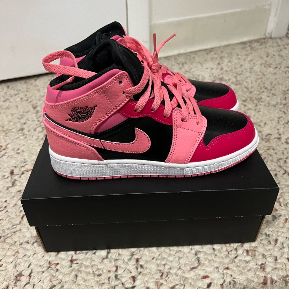 NEW Air Jordan 1 Mid (GS) Size 4.5Y